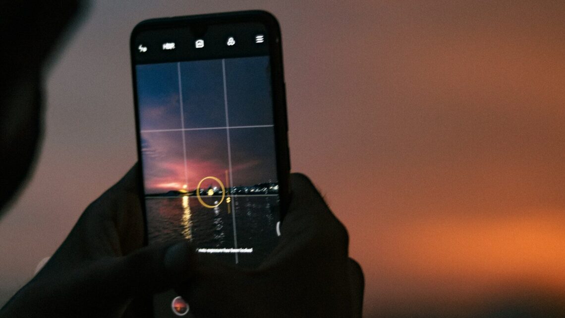 Jak wykorzystać tryb portretowy w smartfonie: Poradnik do zdjęć z rozmytym tłem (bokeh) na Androidzie i iOS?