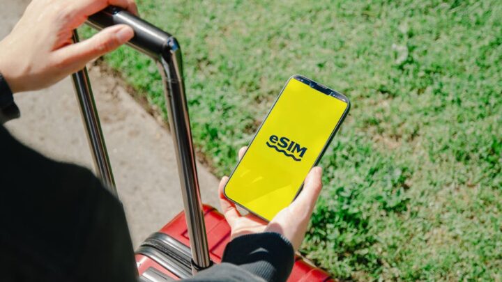 Jak aktywować i używać eSIM w telefonie? Przewodnik krok po kroku