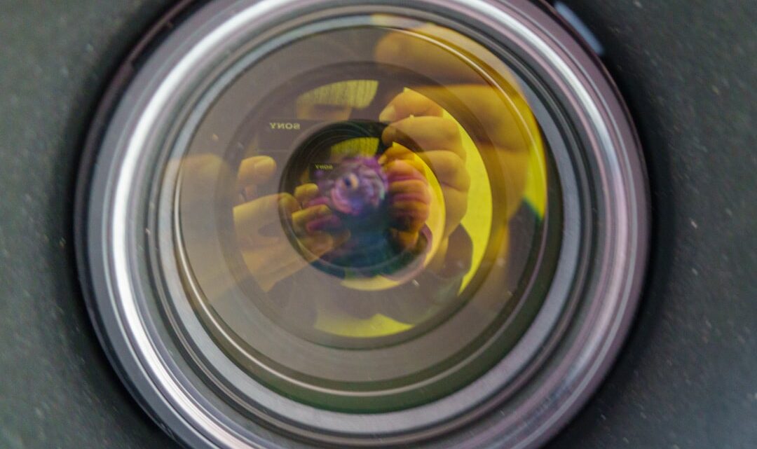 Jak czyścić obiektyw aparatu w smartfonie, aby robić lepsze zdjęcia?