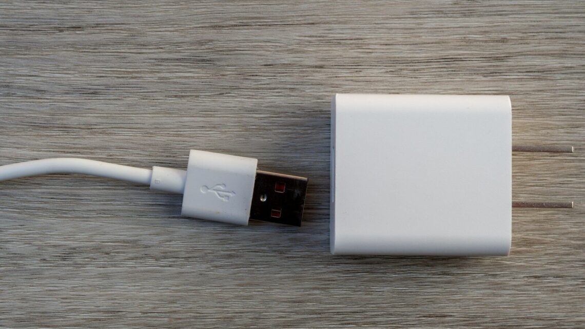 Jak prawidłowo ładować smartfon, by bateria służyła latami? Poradnik