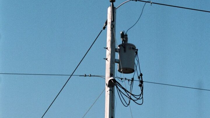 Brak zasięgu lub wolny internet mobilny: Jak zdiagnozować i naprawić problemy z siecią 5G/LTE.