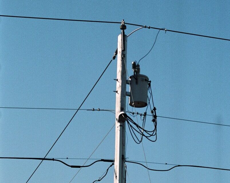 Brak zasięgu lub wolny internet mobilny: Jak zdiagnozować i naprawić problemy z siecią 5G/LTE.