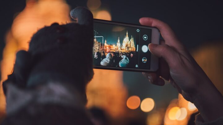 Analiza porównawcza aparatów smartfonów: Który model oferuje najlepsze zdjęcia w trudnych warunkach oświetleniowych?