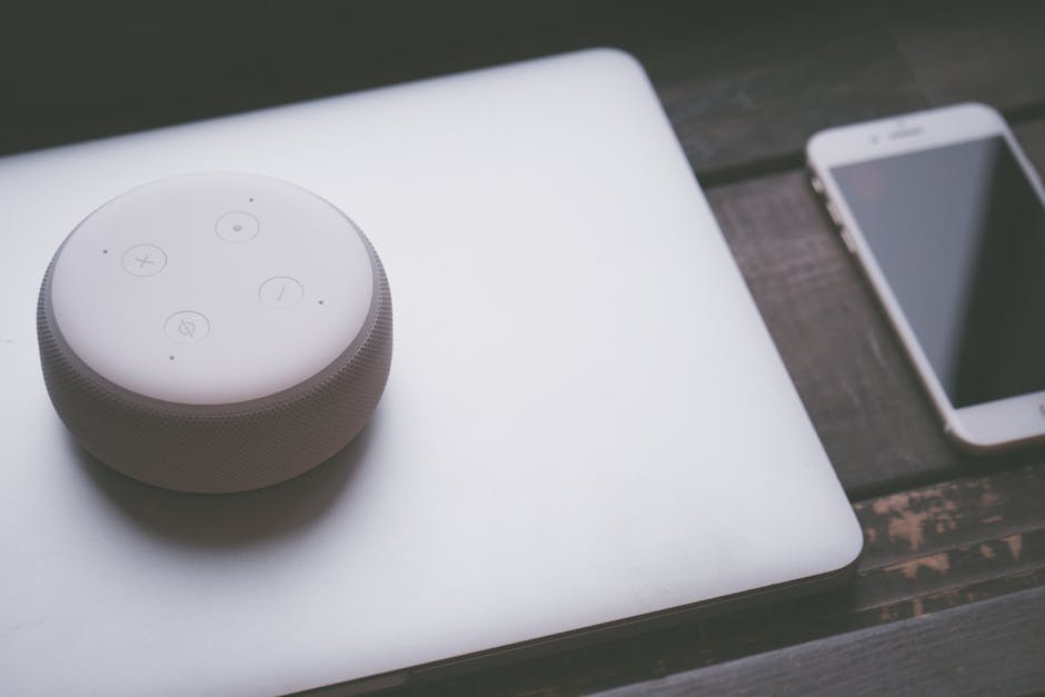 Asystent Google i Siri: Jak wykorzystać pełen potencjał głosowych asystentów w smartfonie (rutyny, komendy, integracje smart home)?
