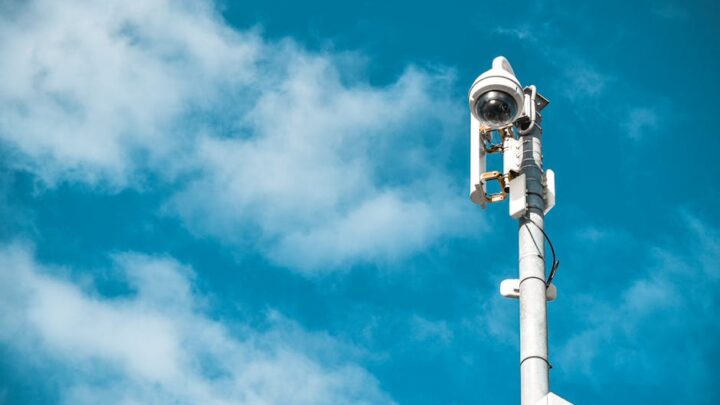 Bezpieczeństwo w sieci hotelowej i publicznej Wi-Fi: jak chronić swoje dane podczas korzystania z otwartych sieci (Android i iOS)