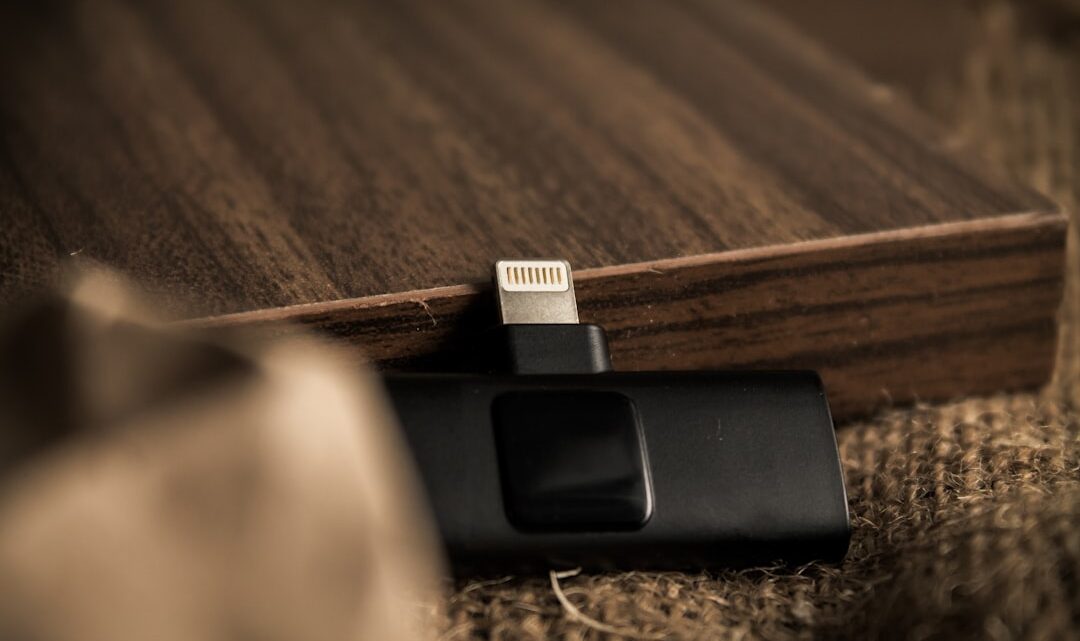 Jak podłączyć pamięć USB (pendrive) lub dysk zewnętrzny do smartfona? Przewodnik po USB OTG dla Androida i iOS.