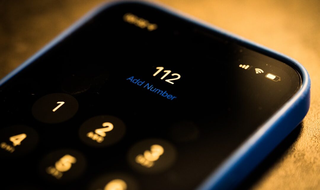 Jak skonfigurować przekierowanie połączeń i pocztę głosową na smartfonie (Android i iOS)? Pełny przewodnik po zarządzaniu połączeniami przychodzącymi.