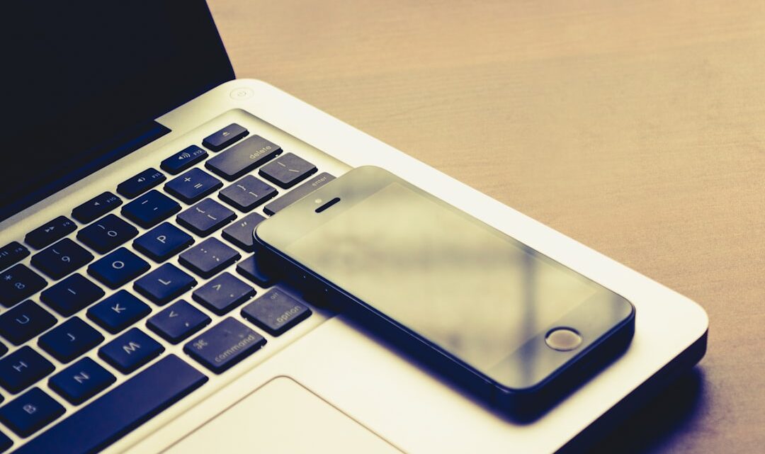 Jak szybko i bezpiecznie przesyłać pliki między telefonem a komputerem (Windows/macOS)? Poradnik dla Androida i iOS