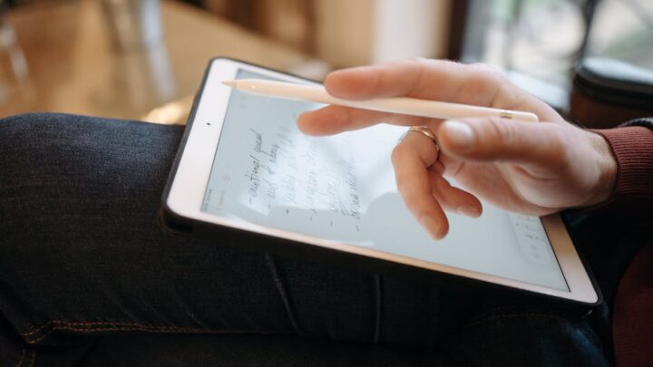 Jak wykorzystać smartfon i tablet do robienia notatek odręcznych i rysowania: Porównanie aplikacji i stylusów (Android i iOS).