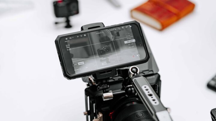 Jak zmienić smartfon w profesjonalną kamerę wideo? Przewodnik po akcesoriach, aplikacjach i technikach nagrywania (Android i iOS)