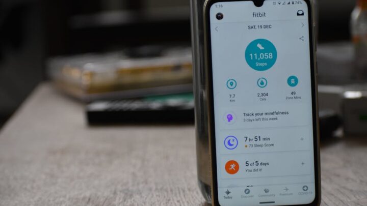 Monitorowanie zdrowia smartfonem: Jak wykorzystać telefon do śledzenia aktywności, snu i parametrów życiowych (Android i iOS)?