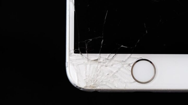 Pierwsza pomoc dla rozbitego ekranu smartfona: co robić natychmiast po upadku i jak zabezpieczyć dane (Android i iOS)