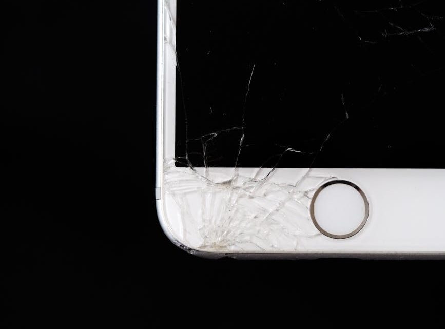 Pierwsza pomoc dla rozbitego ekranu smartfona: co robić natychmiast po upadku i jak zabezpieczyć dane (Android i iOS)