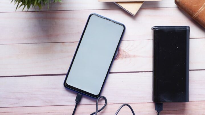 Przewodnik po przenośnych powerbankach: Jak wybrać idealny model i bezpiecznie ładować smartfon w podróży? (Android i iOS)