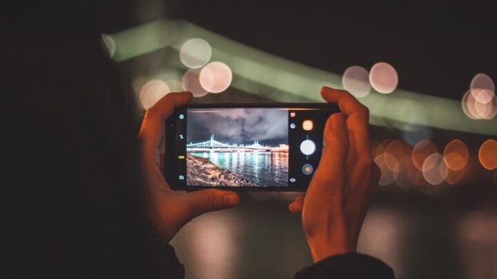 Sekrety fotografii nocnej smartfonem: Jak uzyskać najlepsze zdjęcia po zmroku? Poradnik dla Android i iOS.