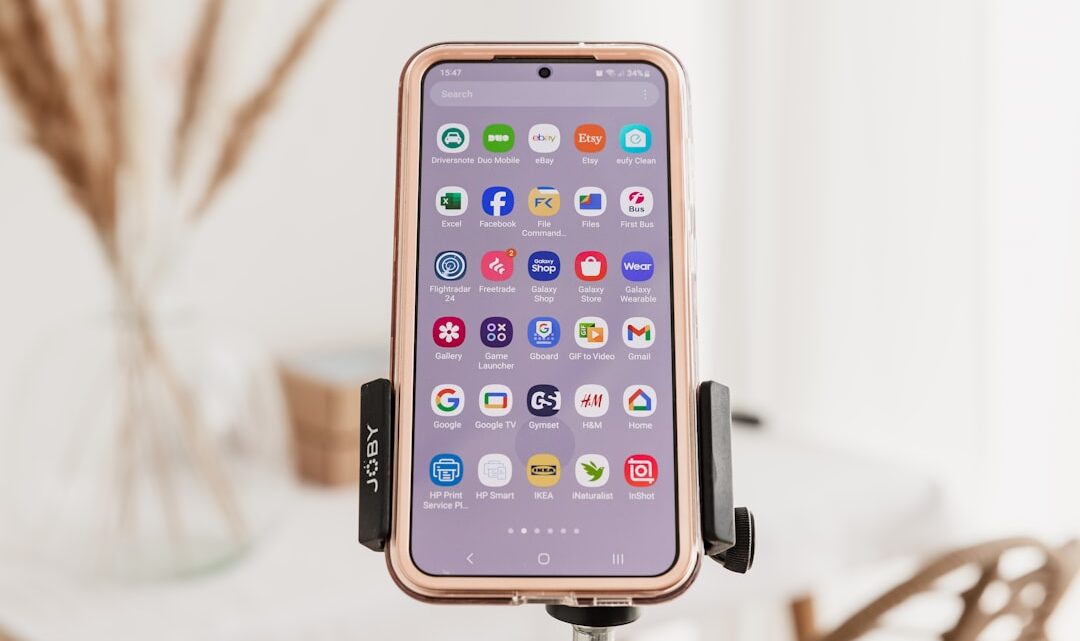 Telefon jako pilot uniwersalny: Jak sterować telewizorem, Smart TV i innymi urządzeniami (Android i iOS)?