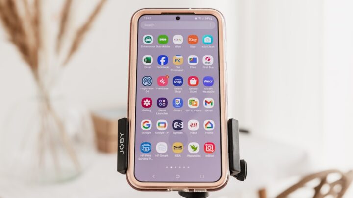 Telefon jako pilot uniwersalny: Jak sterować telewizorem, Smart TV i innymi urządzeniami (Android i iOS)?