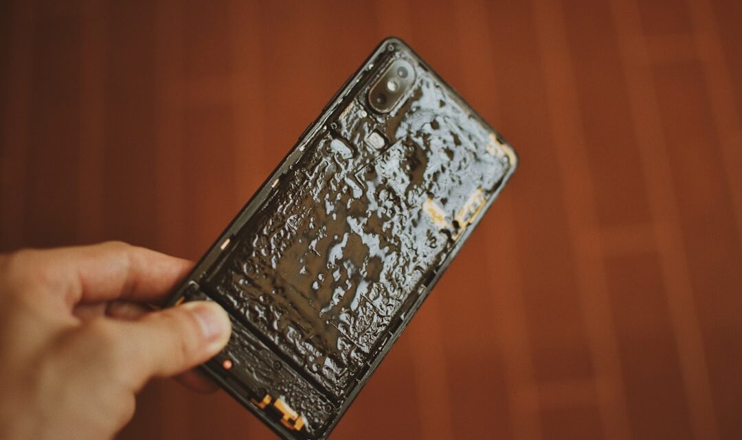 Telefon w wodzie – co robić krok po kroku? Poradnik ratowania smartfona po kontakcie z cieczą.