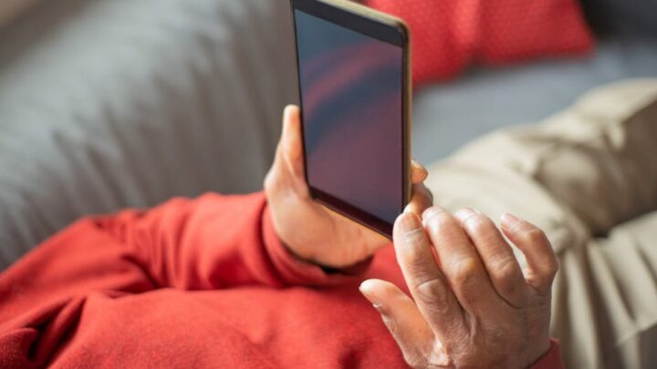 Ułatwienia dostępu w smartfonie: Jak dostosować telefon dla seniorów i osób z niepełnosprawnościami (Android i iOS)?