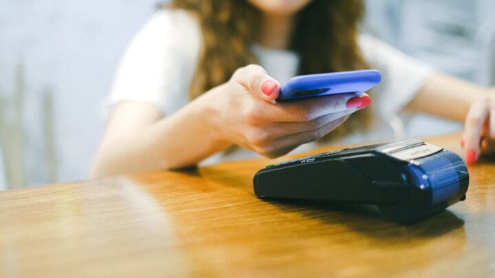 Alternatywne metody płatności mobilnych w Polsce: BLIK, QR kody i aplikacje bankowe – jak płacić bez NFC (Android i iOS)?
