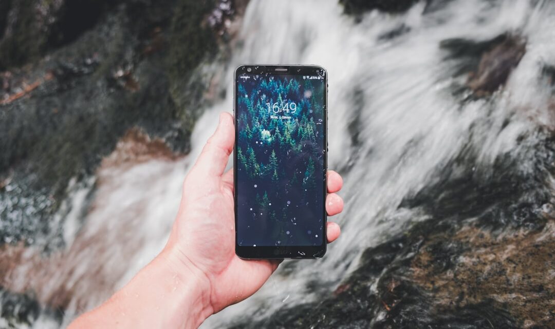 Czy warto inwestować w smartfon z certyfikatem IP68? Praktyczne zastosowania i testy wodoodporności.