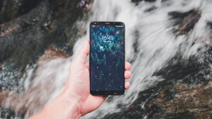 Czy warto inwestować w smartfon z certyfikatem IP68? Praktyczne zastosowania i testy wodoodporności.