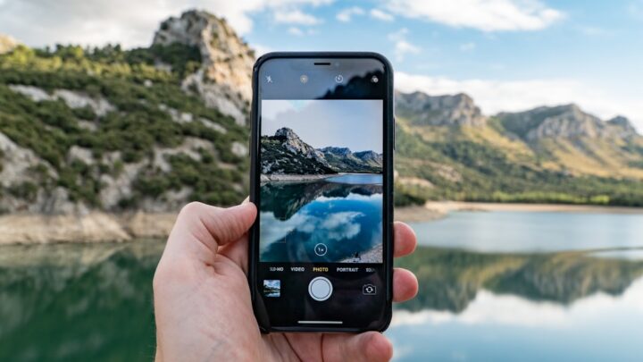 Edycja zdjęć na smartfonie z pomocą sztucznej inteligencji: Retusz, usuwanie obiektów i kreatywne transformacje na wyciągnięcie ręki (Android i iOS).