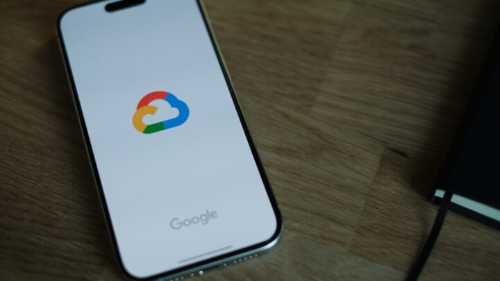 Gdzie przechowywać kopie zapasowe zdjęć z telefonu? Porównanie chmur i metod