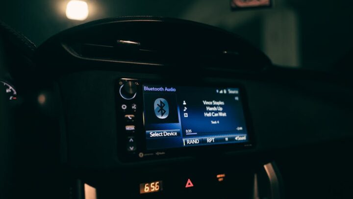 Integracja smartfona z systemem car audio: Jak podłączyć telefon do radia samochodowego i wykorzystać jego funkcje nawigacyjne i multimedialne (Android i iOS)