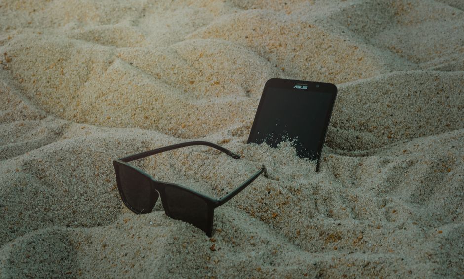 Jak chronić smartfon przed pyłem i piaskiem w trudnych warunkach (np. na plaży, budowie, pustyni)? Akcesoria i praktyczne porady.