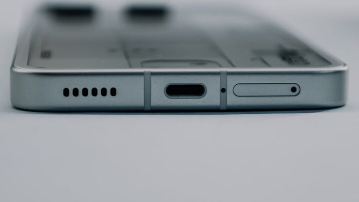 Jak dbać o port ładowania USB-C/Lightning w smartfonie: Czyszczenie, ochrona i zapobieganie uszkodzeniom?