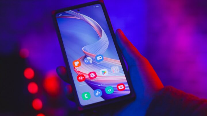 Jak efektywnie korzystać z inteligentnych asystentów głosowych offline: Wykorzystanie Siri i Asystenta Google bez połączenia z internetem (Android i iOS)