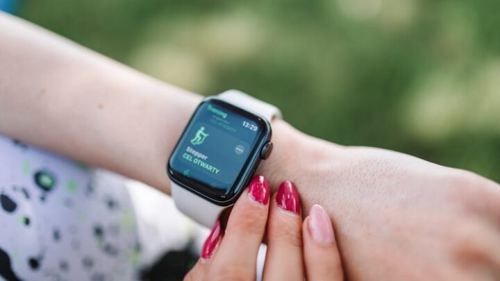 Jak efektywnie wykorzystać funkcje Wear OS (lub watchOS) na smartwatchu? Poradnik zarządzania powiadomieniami, aplikacjami i płatnościami.