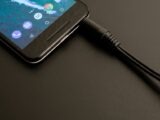 Jak podłączyć smartfon do telewizora lub monitora bez Wi-Fi? Przewodnik po kablach i adapterach (HDMI, DisplayPort, USB-C).