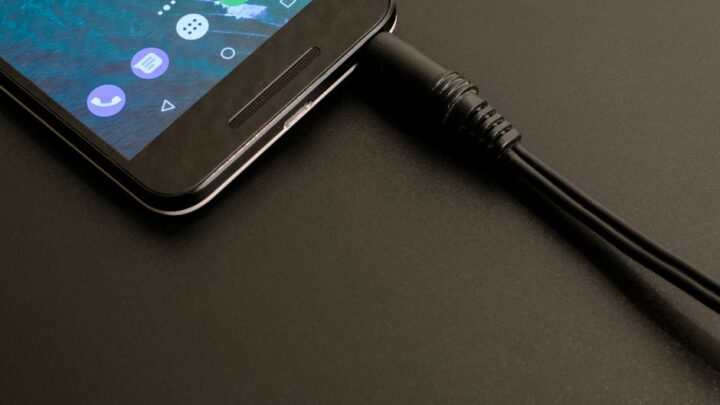 Jak podłączyć smartfon do telewizora lub monitora bez Wi-Fi? Przewodnik po kablach i adapterach (HDMI, DisplayPort, USB-C).