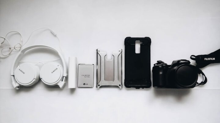 Jak skutecznie chronić smartfon przed uszkodzeniami mechanicznymi podczas podróży? Poradnik wyboru akcesoriów
