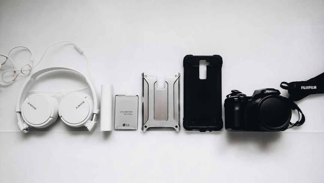 Jak skutecznie chronić smartfon przed uszkodzeniami mechanicznymi podczas podróży? Poradnik wyboru akcesoriów