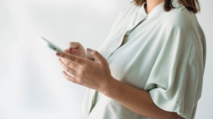 Obsługa smartfona jedną ręką: Triki i ustawienia ułatwiające nawigację i pisanie na dużych ekranach (Android i iOS)