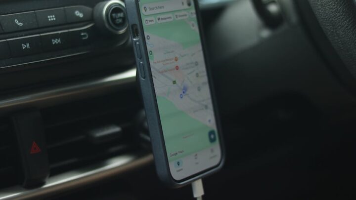 Optymalizacja smartfona do użytku w samochodzie: Integracja z Android Auto/Apple CarPlay, uchwyty, ładowanie i bezpieczeństwo.