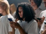 Przyszłość łączności w smartfonach: Co przyniesie Wi-Fi 7, 6E, zaawansowane 5G i ewolucja komunikacji satelitarnej?