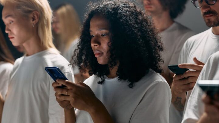 Przyszłość łączności w smartfonach: Co przyniesie Wi-Fi 7, 6E, zaawansowane 5G i ewolucja komunikacji satelitarnej?