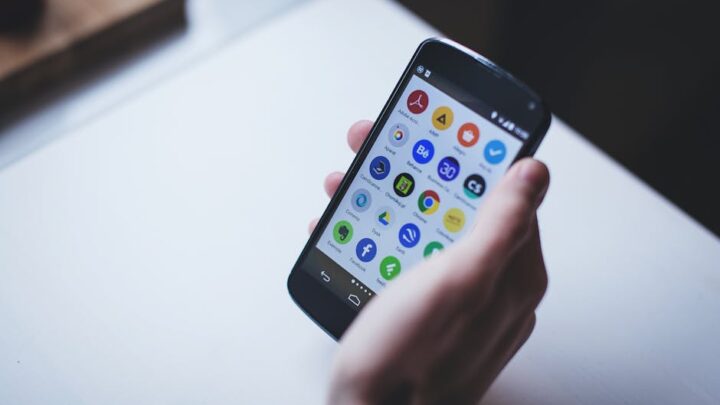 Sideloading aplikacji na Androidzie: Kompletny przewodnik po bezpiecznej instalacji spoza Google Play Store (i alternatywnych źródłach na iOS)?