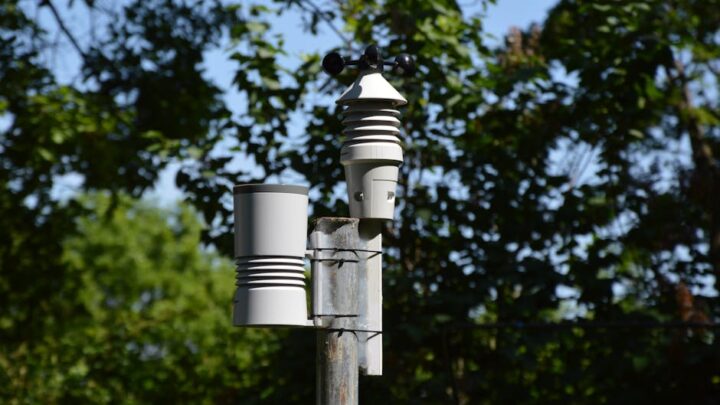 Smartfon jako domowa stacja pogodowa i monitor środowiskowy: Jak wykorzystać czujniki do pomiaru temperatury, wilgotności i ciśnienia (Android i iOS)?