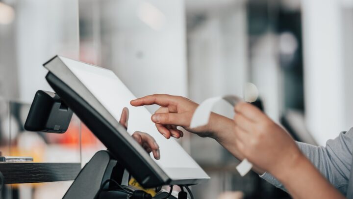 Telefon jako terminal POS dla małych firm: Jak smartfon zastąpi kasę fiskalną i terminal płatniczy? (Android i iOS)