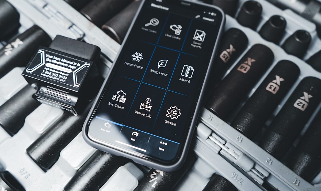 Wykorzystanie smartfona jako mobilnego stanowiska diagnostycznego samochodu: Przewodnik po adapterach OBD-II i aplikacjach do monitorowania silnika i błędów (Android i iOS)