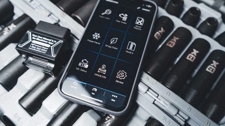 Wykorzystanie smartfona jako mobilnego stanowiska diagnostycznego samochodu: Przewodnik po adapterach OBD-II i aplikacjach do monitorowania silnika i błędów (Android i iOS)