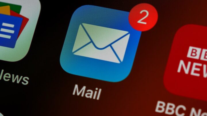 Zaawansowane zarządzanie pocztą e-mail na smartfonie: Konfiguracja, alternatywne aplikacje i ustawienia prywatności dla Androida i iOS.