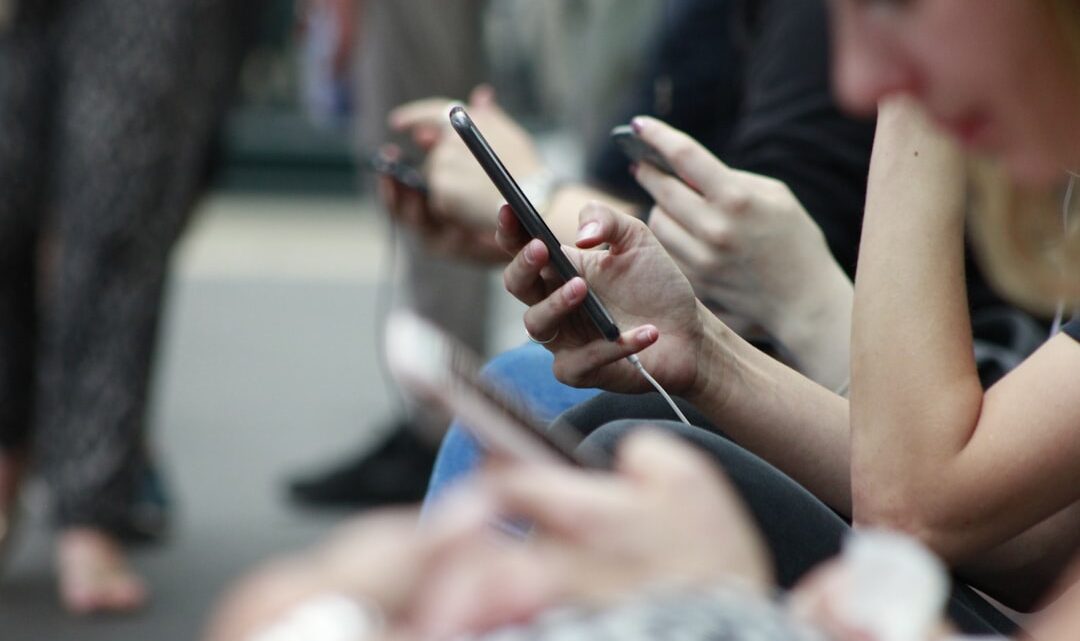Zrozumienie protokołów sieciowych na smartfonie: Jak działają Wi-Fi, Bluetooth i LTE w praktyce?