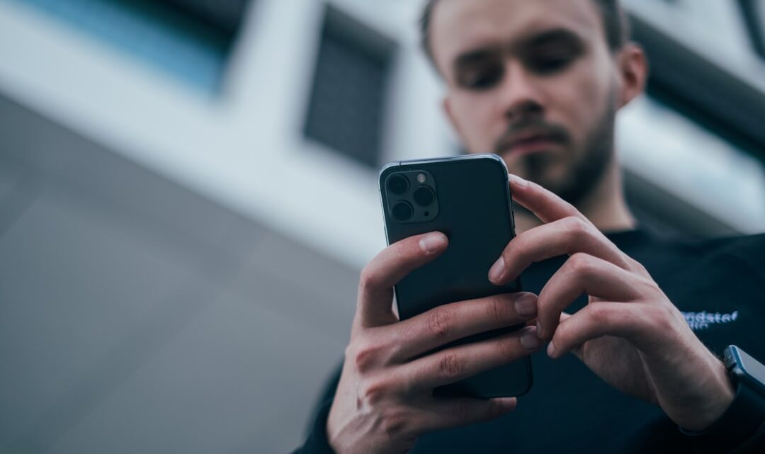 Częste awarie smartfonów: jak im zapobiegać na co dzień (poza akcesoriami ochronnymi)?