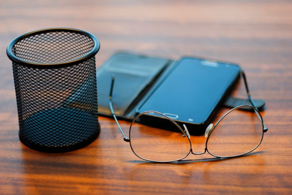 Jak przekształcić smartfon w efektywne mobilne biuro: Zaawansowane porady i akcesoria do produktywnej pracy z dokumentami na małym ekranie (Android i iOS)?